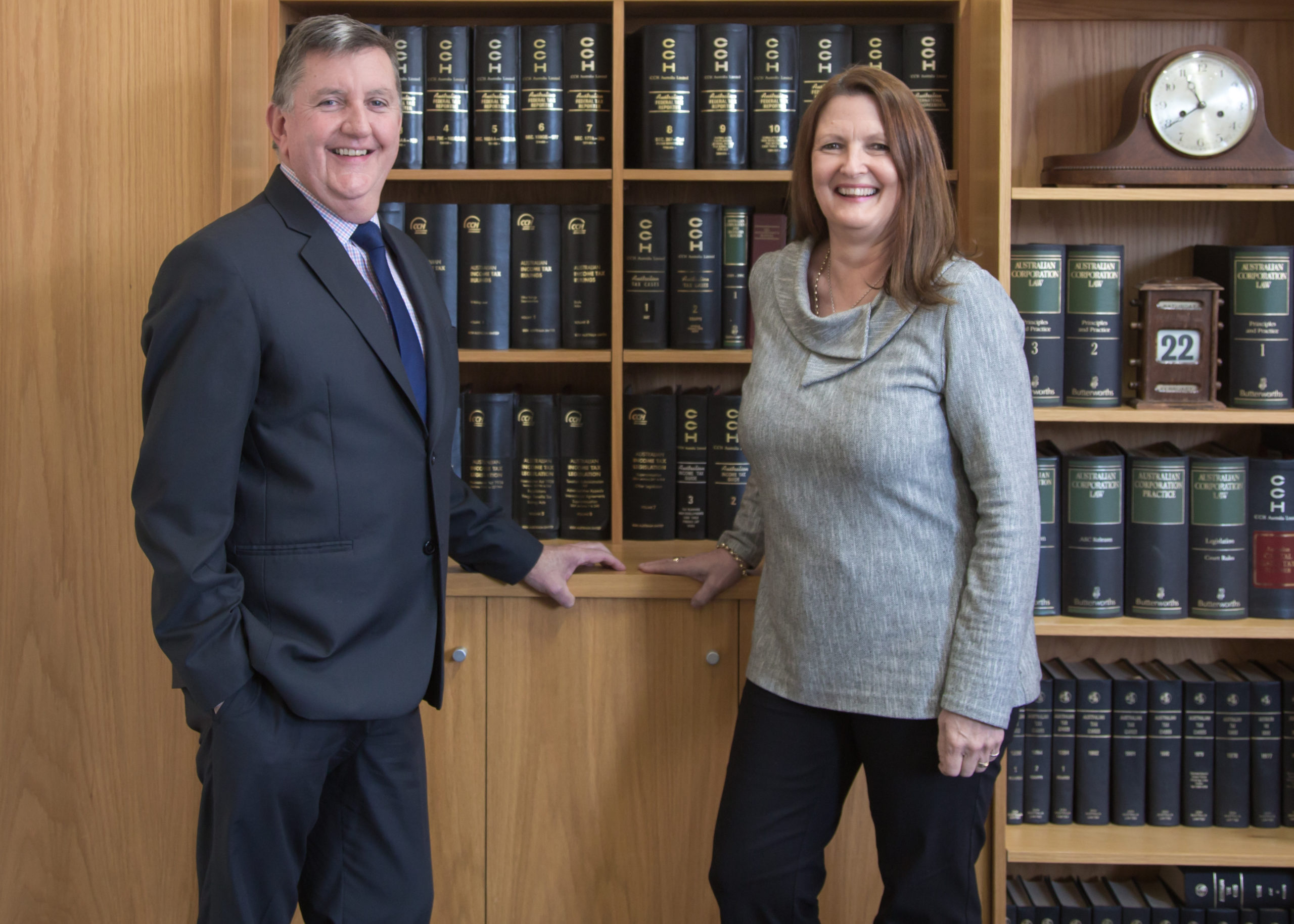 LC3A7624 5x7 Vicki Dosser & Tony Smith hands on bookshelf